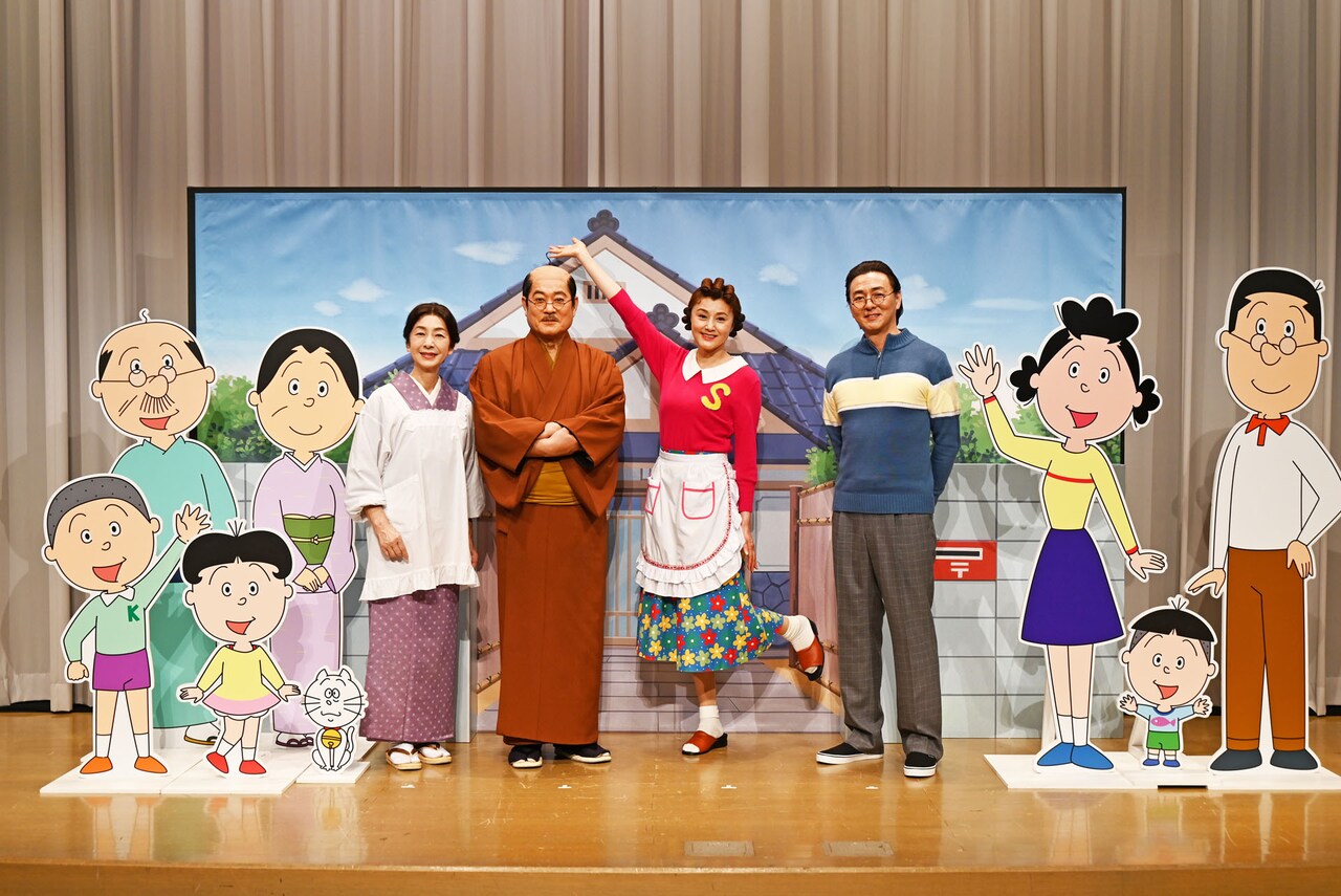 舞台「サザエさん」製作発表より、キャラクターパネルと共に撮影に応じた出演者たち。左から高橋惠子、松平健、藤原紀香、葛山信吾。