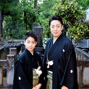 尾上菊之助・尾上丑之助、尾上家の墓前で襲名報告