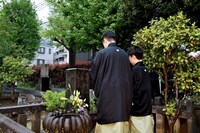 尾上家の墓前で手を合わせる尾上菊之助（左）、尾上丑之助（右）。