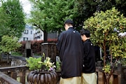 尾上家の墓前で手を合わせる尾上菊之助(左)、尾上丑之助(右)。