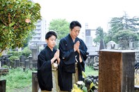 尾上家の墓前で手を合わせる尾上丑之助（左）、尾上菊之助（右）。