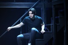 甲斐翔真が出演した「ネクスト・トゥ・ノーマル」より。（写真提供：東宝演劇部）