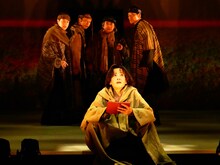 栗山民也が演出した、パルコ・プロデュース「オーランド」より。（撮影：細野晋司）