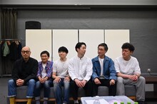 イキウメの面々。左から前川知大、森下創、大窪人衛、浜田信也、安井順平、盛隆二。