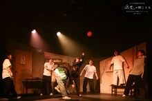 かるがも団地 第10回本公演「逆光が聞こえる」より。（撮影：中嶋千歩）