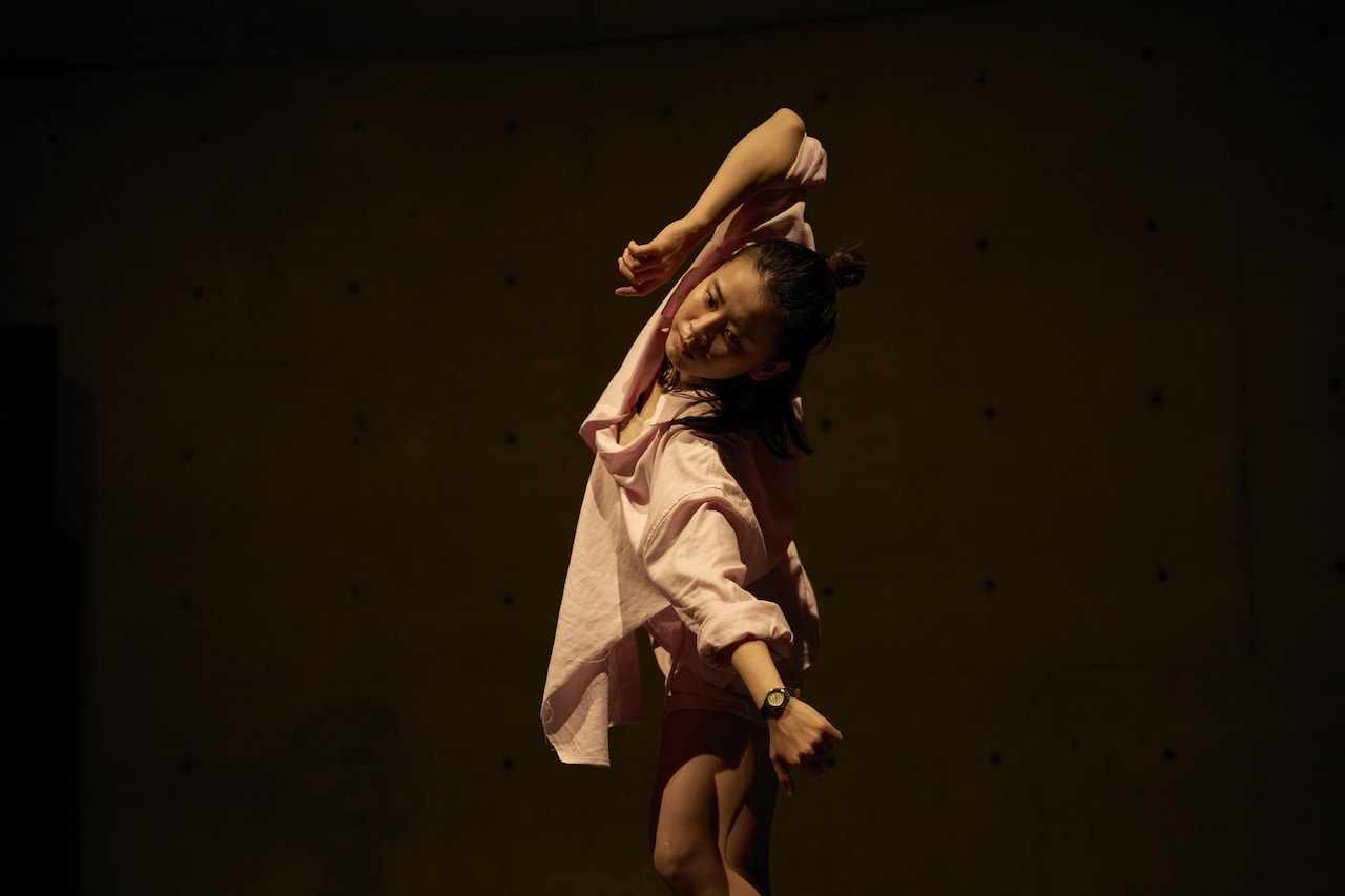 音と身体が躍る60分間を楽しんで、女屋理音の“身体と音を探る”第2弾「a-un」開幕