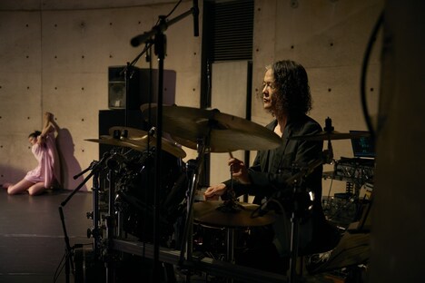 room. Onaya Rion ー身体と音を探るvol.2ー「a-un」より。（Photo by fukuko iiyama）