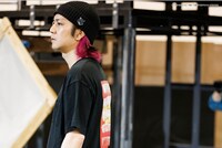 舞台「文豪とアルケミスト 紡グ者ノ序曲」の稽古より、久米正雄役の安里勇哉。