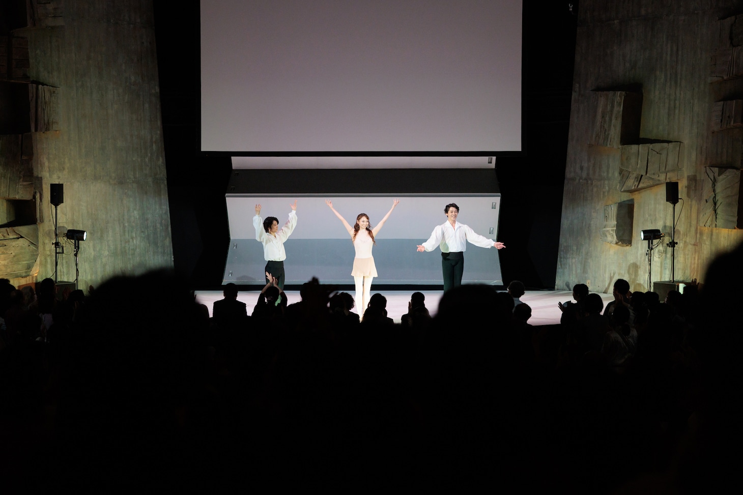 「上野の森バレエホリデイ2025特別企画 Pas de Trois Encore 2025 上野水香×町田樹×高岸直樹《バレエとフィギュアに捧げる舞踊組曲2》」カーテンコールより。（Photo by Shoko Matsuhashi）