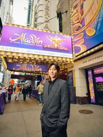 ブロードウェイの「アラジン」劇場前での京本大我。