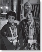 2022年の歌舞伎座「土蜘」の舞台裏にて、新菊之助（左）と祖父である七代目菊五郎。