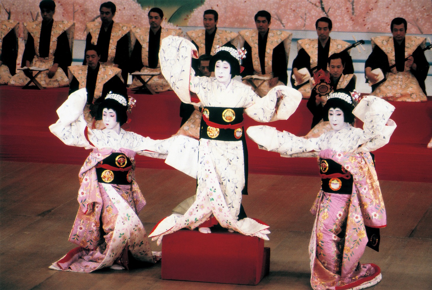 新菊五郎が中学3年生だった丑之助時代に、祖父の尾上梅幸、父・七代目菊五郎と、親子三代で共演した、1992年の歌舞伎座「京鹿子娘三人道成寺」より。（写真提供：松竹）