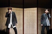 「暗闇の中へ」を歌う浦井健治（左）と小池徹平（右）。