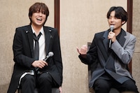 アルファベット1文字の役が続くという小池徹平（右）の発見に、破顔する浦井健治（左）。