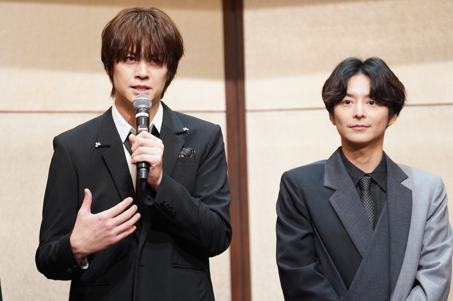 浦井健治（左）と小池徹平（右）。