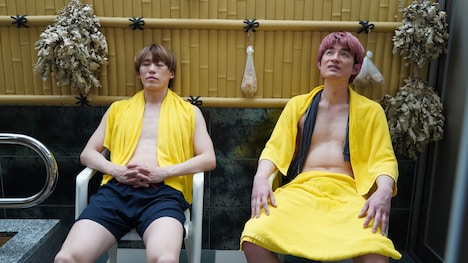 左から越岡裕貴、松崎祐介。