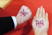 隈取ボディペイント©松竹株式会社