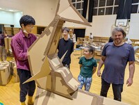 みんなでダンボール天守閣建築プロジェクト「儚きものの造り手たち」ワークショップの様子。