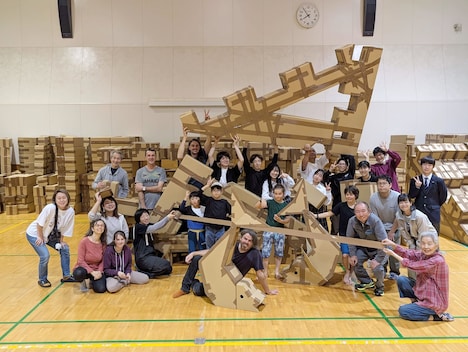 みんなでダンボール天守閣建築プロジェクト「儚きものの造り手たち」ワークショップの様子。