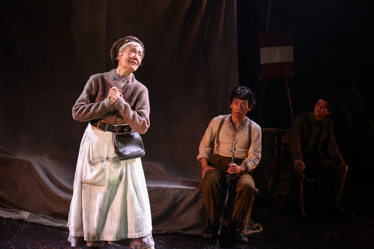 “割り切れない人間の複雑さ”が時代と世界を進めていく、文学座「肝っ玉おっ母とその子供たち」開幕