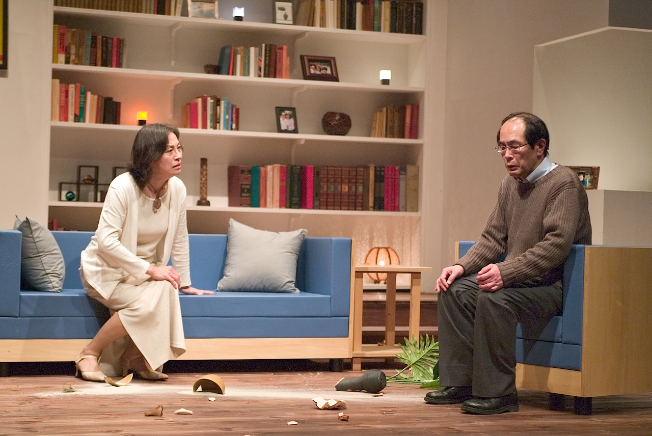 青年団国際交流プロジェクト2004「山羊 ーシルビアってだれ？ー」（2004年）より。（撮影：青木司）