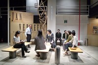 PARK＋青年団合同公演「ソウルノート」（2004年）より。（撮影：青木司）