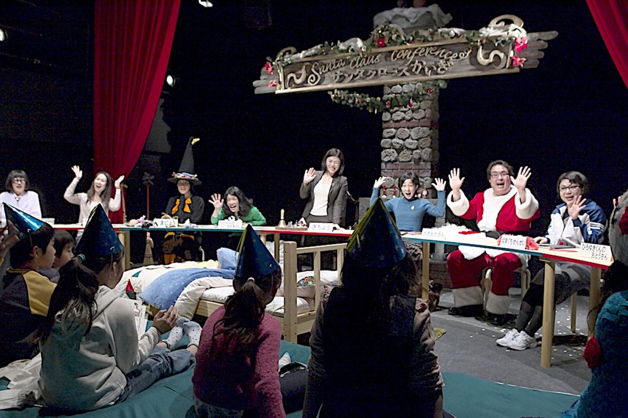 青年団「サンタクロース会議」初演（2008年）より。（撮影：青木司）