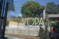 2025年4月、かつてのこまばアゴラ劇場の扉にはまだロゴが残っていた。