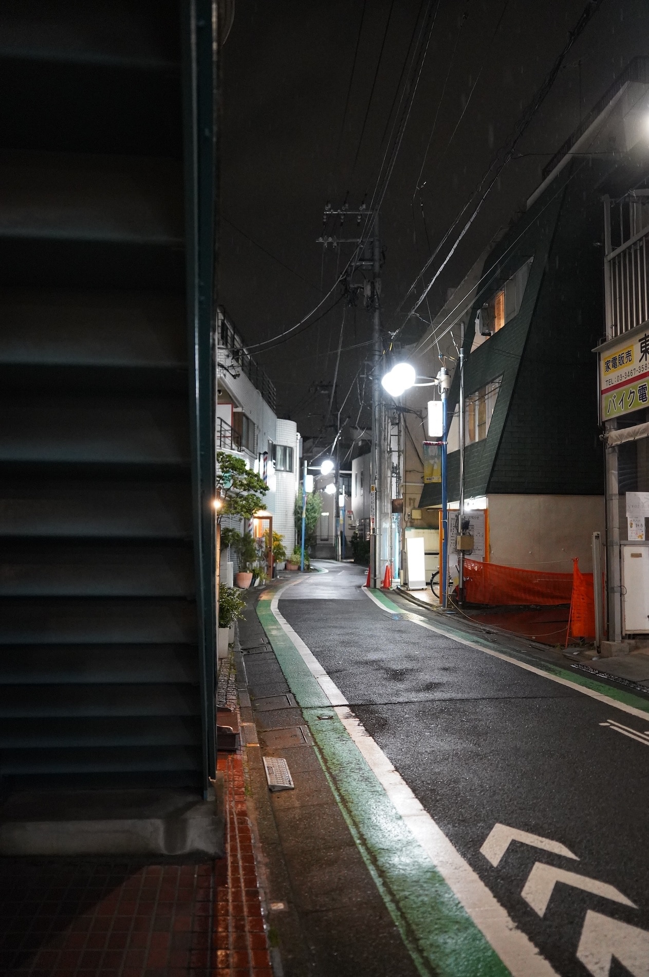 2024年5月15日、こまばアゴラ劇場の最終公演終演後は雨が降っていた。