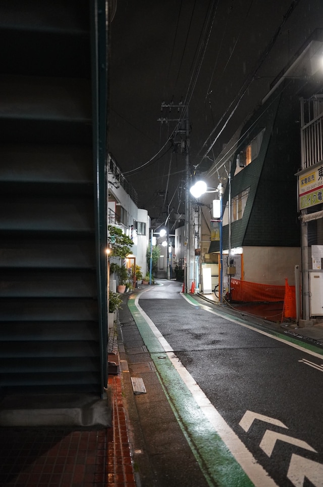 2024年5月15日、こまばアゴラ劇場の最終公演終演後は雨が降っていた。