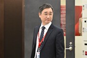日曜劇場「キャスター」に出演する安井順平。©TBS