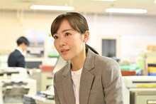 日曜劇場「キャスター」に出演する前田亜季。©TBS
