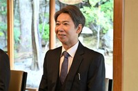 日曜劇場「キャスター」に出演する手塚とおる。©TBS