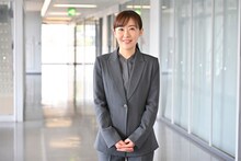 日曜劇場「キャスター」に出演する前田亜季。©TBS