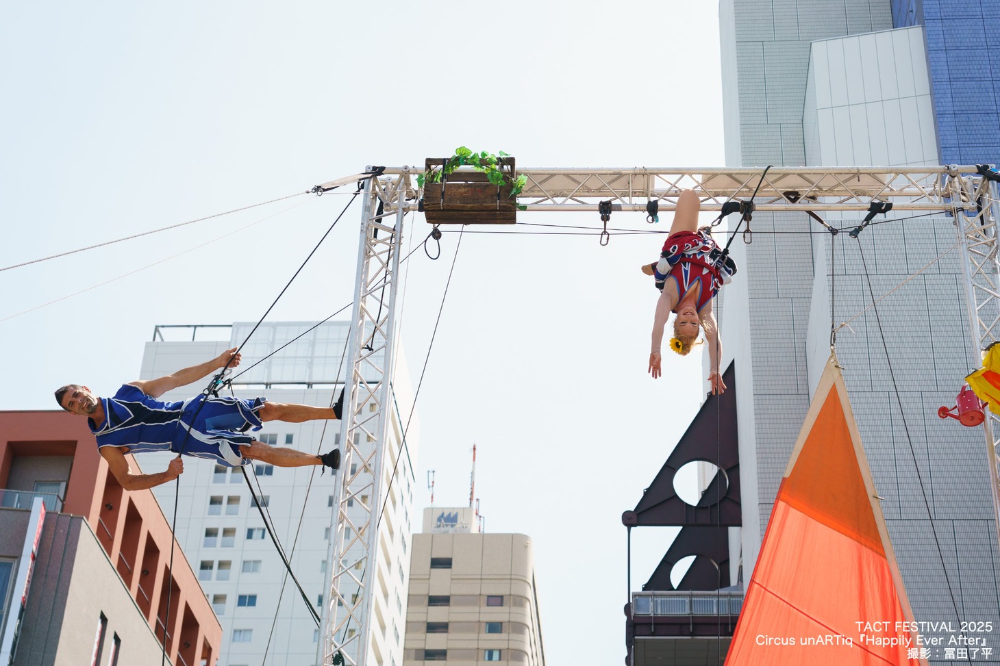 「TACT FESTIVAL 2025」より、Circus unARTiq「Happily Ever After」の様子。