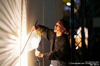 「TACT FESTIVAL 2025」より、川村亘平斎「それは誰のための花？」の様子。