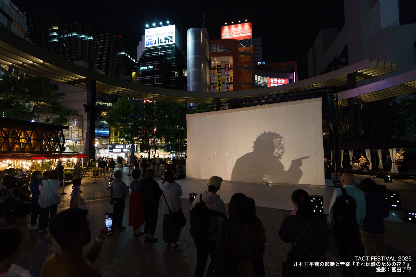 「TACT FESTIVAL 2025」より、川村亘平斎「それは誰のための花？」の様子。