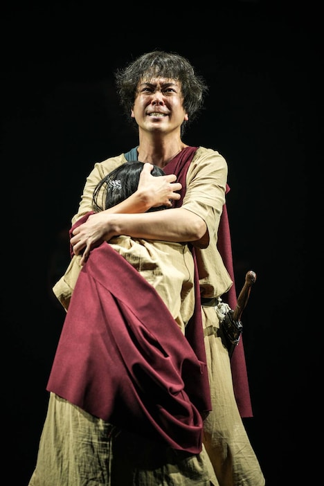 渡辺源四郎商店 第40回公演 なべげん太宰まつり 渡辺源四郎商店「逃げろセリヌンティウス」より。（撮影：田中流）