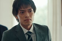 金曜ドラマ「イグナイト -法の無法者-」第4話より、原嘉孝演じる牧田一也。ⒸTBS
