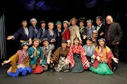 山元清多没後15年メモリアル シアターRAKU 創立28周年記念公演「あちゃらかオペラ『夏の夜の夢~嗚呼!大正浪漫編~』」出演者と流山児祥。(撮影:横田敦史)