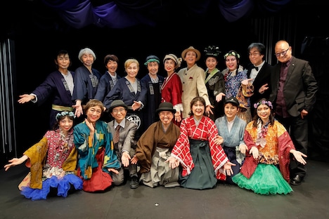 山元清多没後15年メモリアル シアターRAKU 創立28周年記念公演「あちゃらかオペラ『夏の夜の夢~嗚呼!大正浪漫編~』」出演者と流山児祥。(撮影:横田敦史)