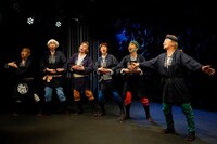 山元清多没後15年メモリアル シアターRAKU 創立28周年記念公演「あちゃらかオペラ『夏の夜の夢～嗚呼！大正浪漫編～』」より。（撮影：横田敦史）