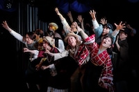 山元清多没後15年メモリアル シアターRAKU 創立28周年記念公演「あちゃらかオペラ『夏の夜の夢～嗚呼！大正浪漫編～』」より。（撮影：横田敦史）