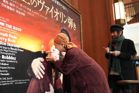 ミュージカル「屋根の上のヴァイオリン弾き」絵看板完成披露除幕式の様子。（写真提供：博多座）