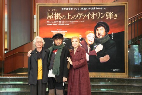 ミュージカル「屋根の上のヴァイオリン弾き」絵看板完成披露除幕式の様子。（写真提供：博多座）