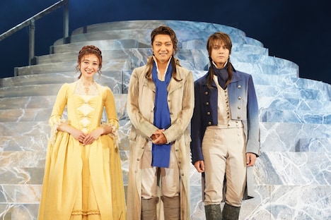 ミュージカル「二都物語」囲み取材より、左から潤花、井上芳雄、浦井健治。