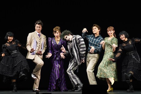 ミュージカル「ビートルジュース」囲み取材より。ジェシー（右から4番目）から他キャストへ奇妙なポーズが伝播していく様子。