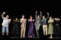 ミュージカル「ビートルジュース」囲み取材より。左から福田雄一、山﨑玲奈、吉野圭吾、瀬奈じゅん、ジェシー、勝地涼、愛加あゆ、清水美依紗。