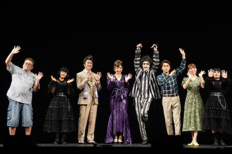 ミュージカル「ビートルジュース」囲み取材より。左から福田雄一、山﨑玲奈、吉野圭吾、瀬奈じゅん、ジェシー、勝地涼、愛加あゆ、清水美依紗。