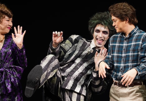 「手を振ってください」と記者から要望され、“足”を振るジェシー（中央）。